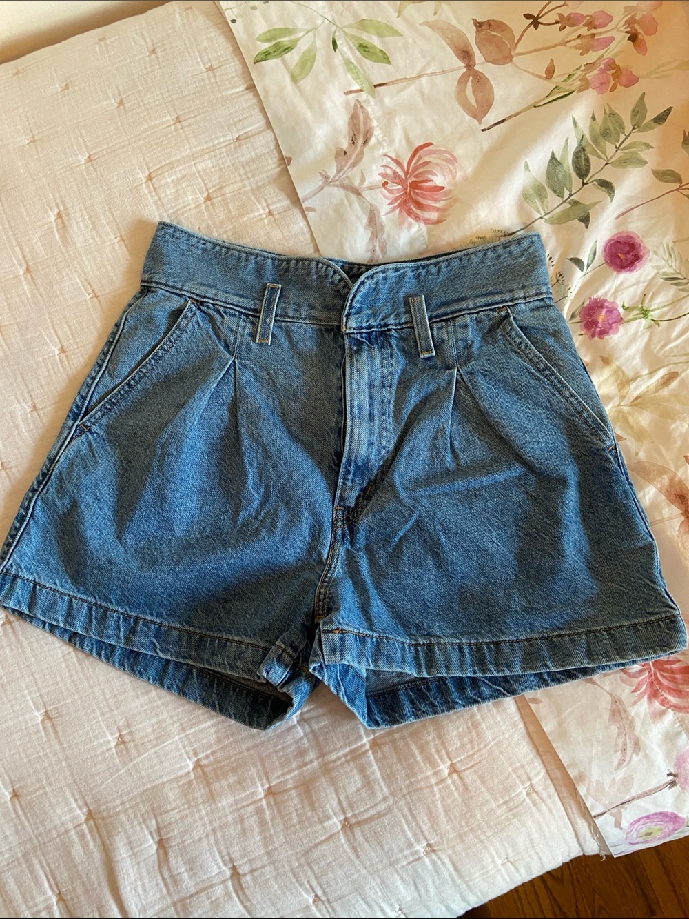 Levis size 29 denim shorts 80s/pleated/high waisted/beach/festival western